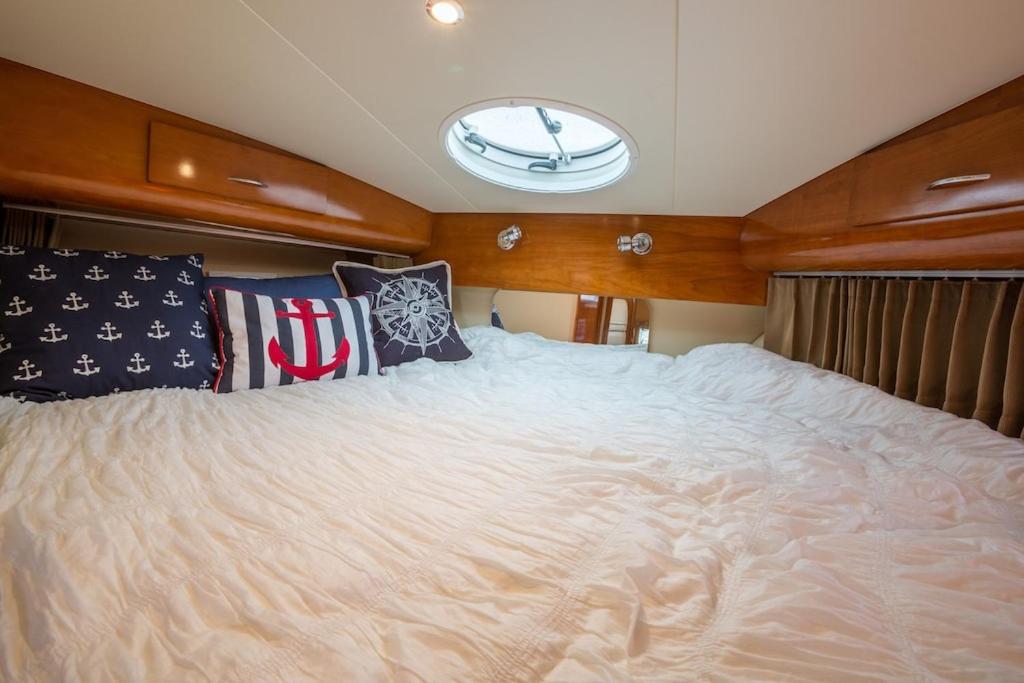 Отель Sea Pearl Boston Yacht Экстерьер фото
