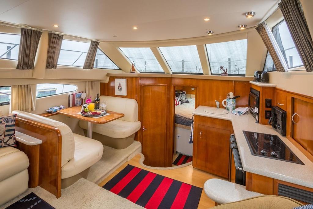 Отель Sea Pearl Boston Yacht Экстерьер фото