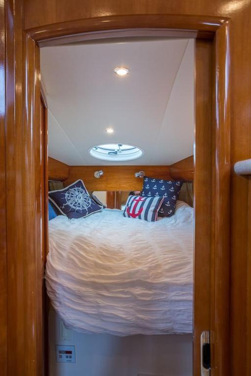 Отель Sea Pearl Boston Yacht Экстерьер фото
