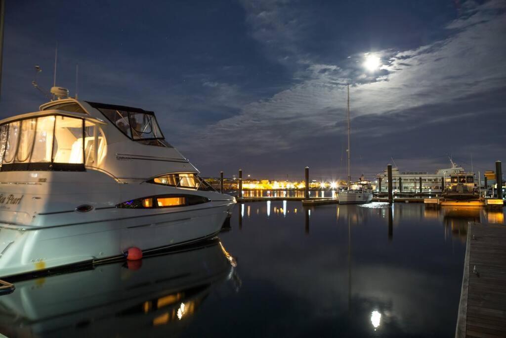 Отель Sea Pearl Boston Yacht Экстерьер фото