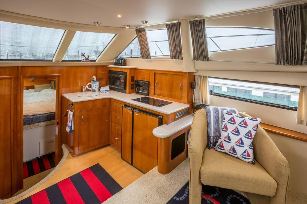 Отель Sea Pearl Boston Yacht Экстерьер фото